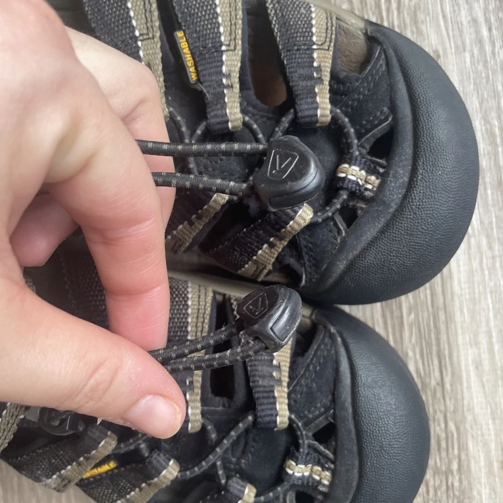 Keen Newport H2 Waterproof Kids Size 2 Hiking Trail Sandals Black‎ Close Toe
